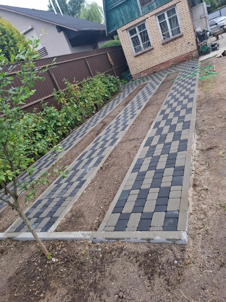 Параллельные дорожки из брусчатки с зонами под посадки